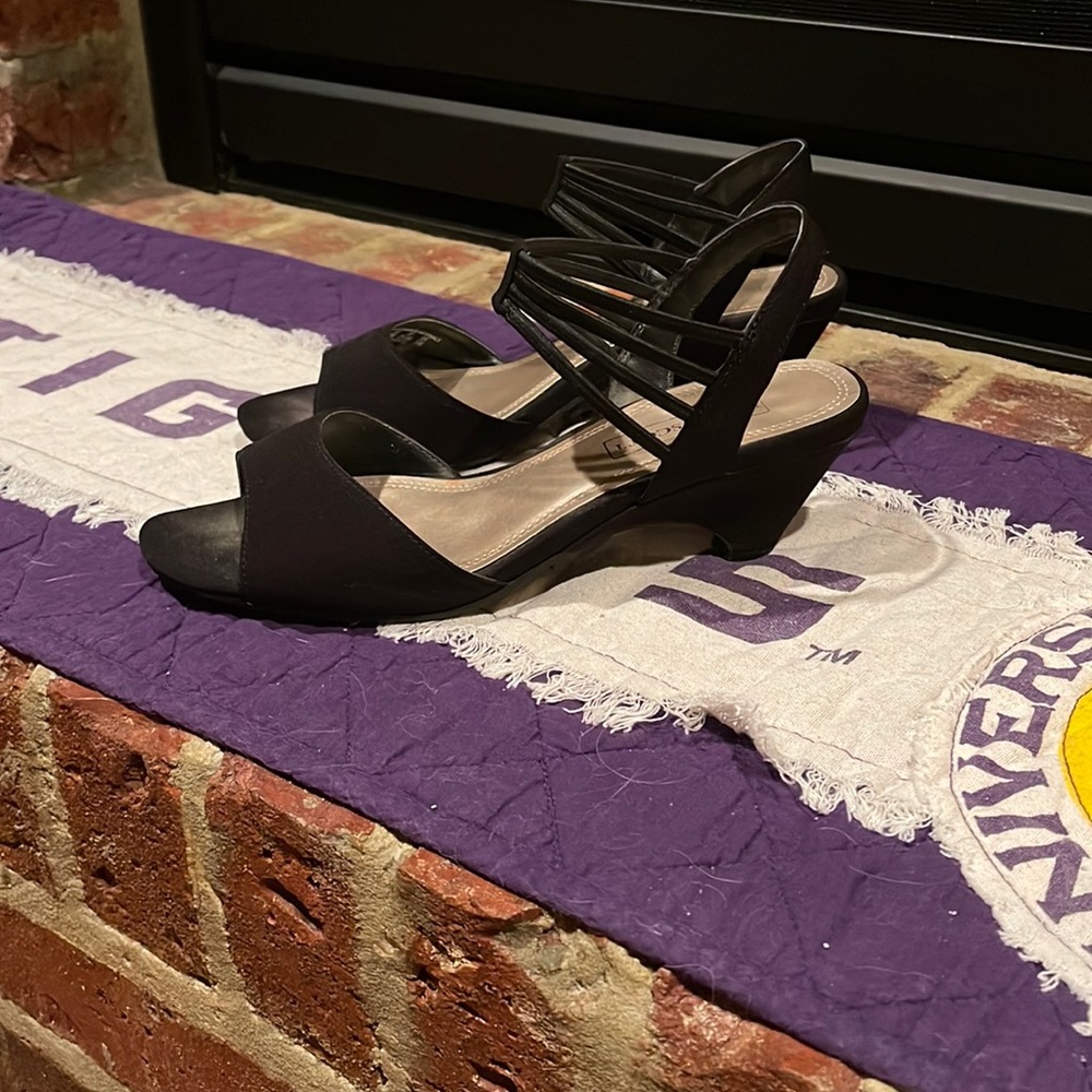 Low heel dress shoe